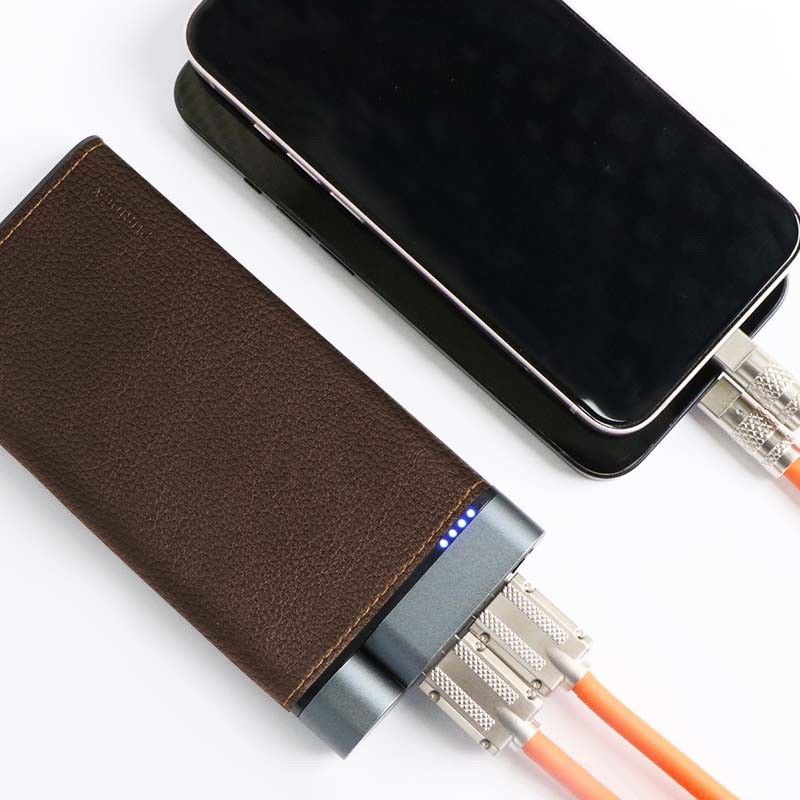 10000mAh بانک برق فلزی پوسته چرم پایان 2pcs USB-A 1pc پورت های نوع C